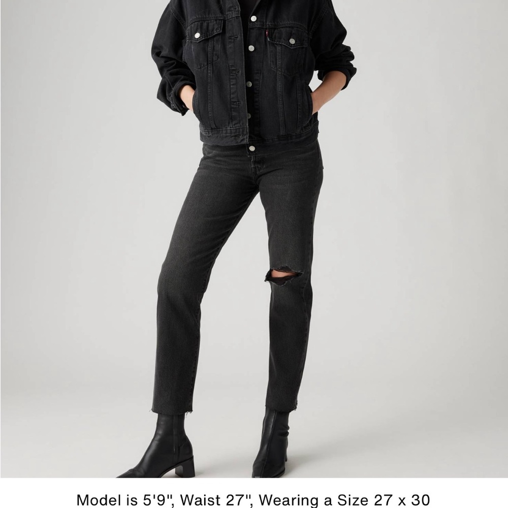 Levi’s Wedgie Straight Black Distressed jeans
